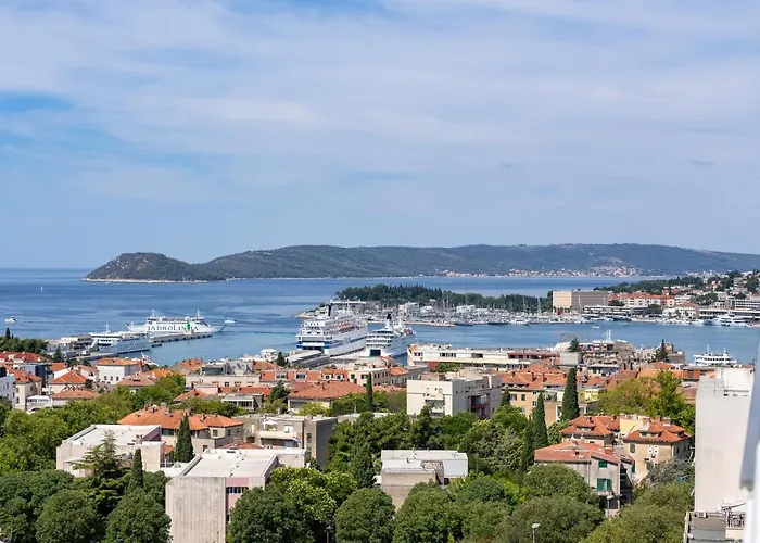 Πανσιόν Charming Σπλιτ