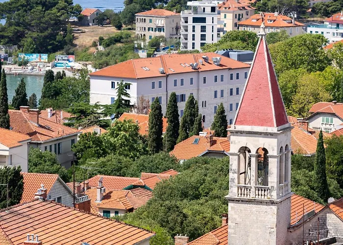 Charming Πανσιόν 3*